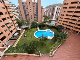 Apartamento reformado con amplia terraza, garaje y piscina en La Cala de Villajoyosa.